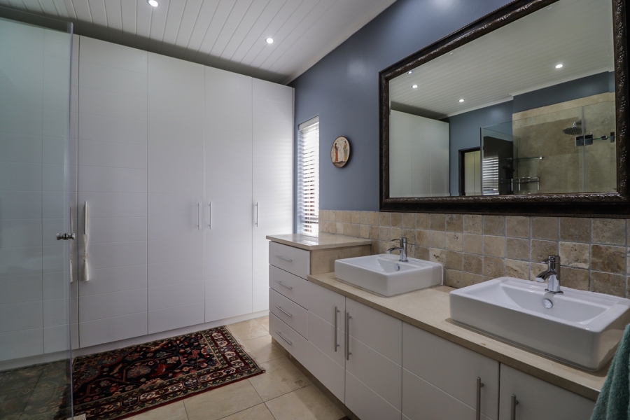 5 Bedroom Property for Sale in Oubaai Western Cape